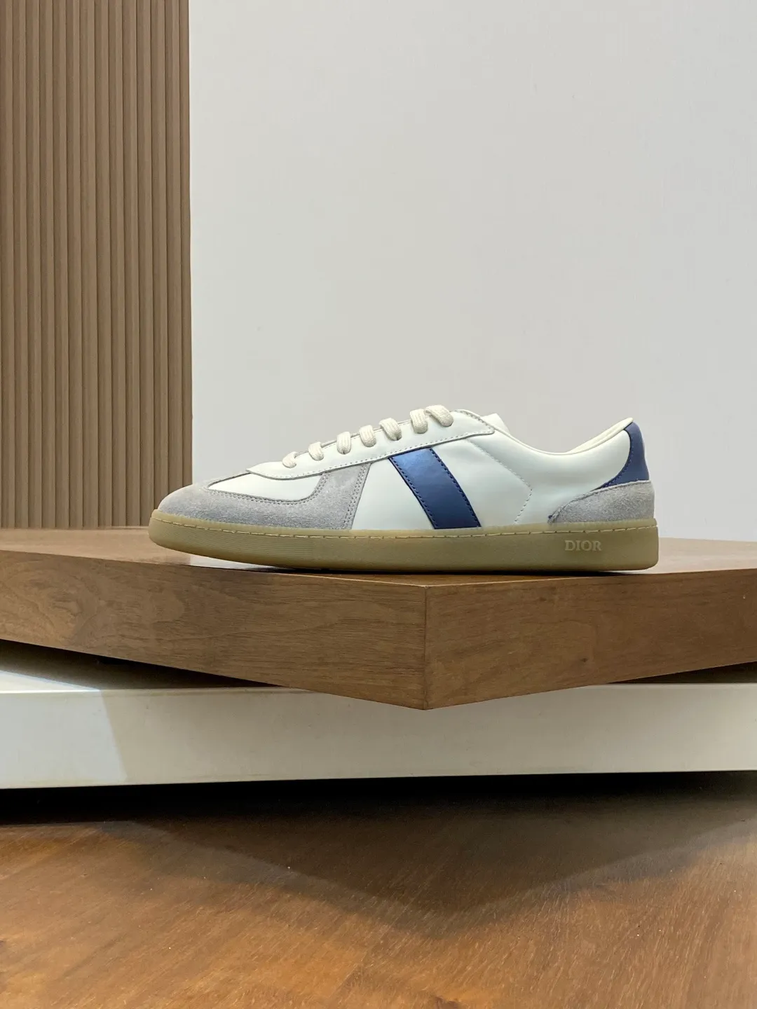Factory price: 400💰Dior series casual sports shoes, skateboard shoes, original purchase, development and production. This sports shoe is a new product for the fall of 2023. It reinterprets the classic tennis shoes. The fashionable silhouette highlights the thick feeling. Crafted from navy and white jacquard with Oblique print and suede panels, it features a distinctive padded tongue embossed with the Dior signature, wide navy mohair laces and brass eyelets with a matte tonal finish. White rubber sole with Dior Oblique pattern, enhanced by a contrasting Dior 30 Avenue Montaigne signature on the rear. It can add fashionable temperament to casual looks. Exquisite packaging at the delivery counter 🛍📦 ▪️ Fabric: Original customized Oblique presbyopia + cowhide ▪️ Lining: Original customized sheepskin + breathable mesh ▪️ Sole: Original molded anti-slip rubber material ▪️ Bottom thickness: 4CM ▪️ Size: Men's 38-45 (38, 45, 46 customized)